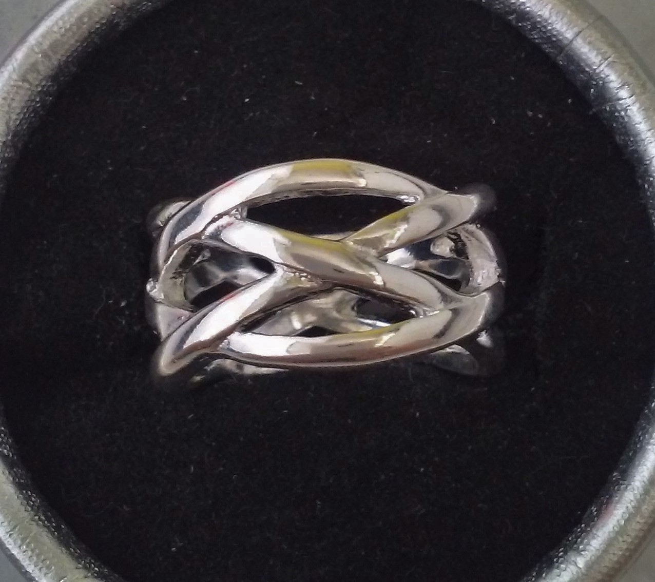 Bague neuve plaqué argent grandeur 8 et demi 10$