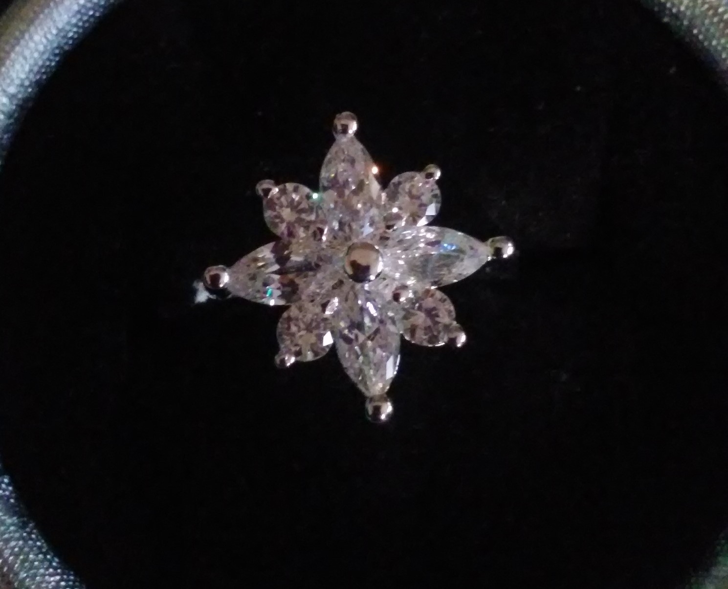 Bague neuve plaqué argent grandeur 8 et demi 15$