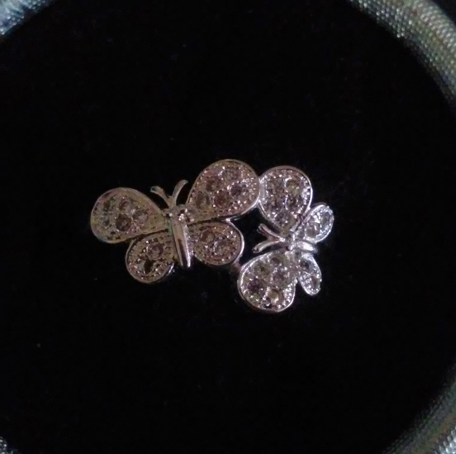 Bague neuve plaqué argent grandeur 8 et demi 15$