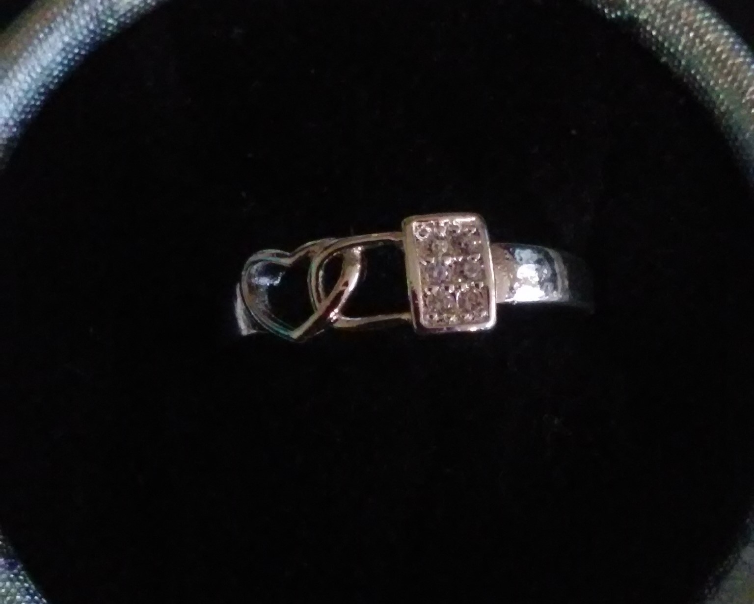 Bague neuve plaqué argent grandeur 8 et demi 10$