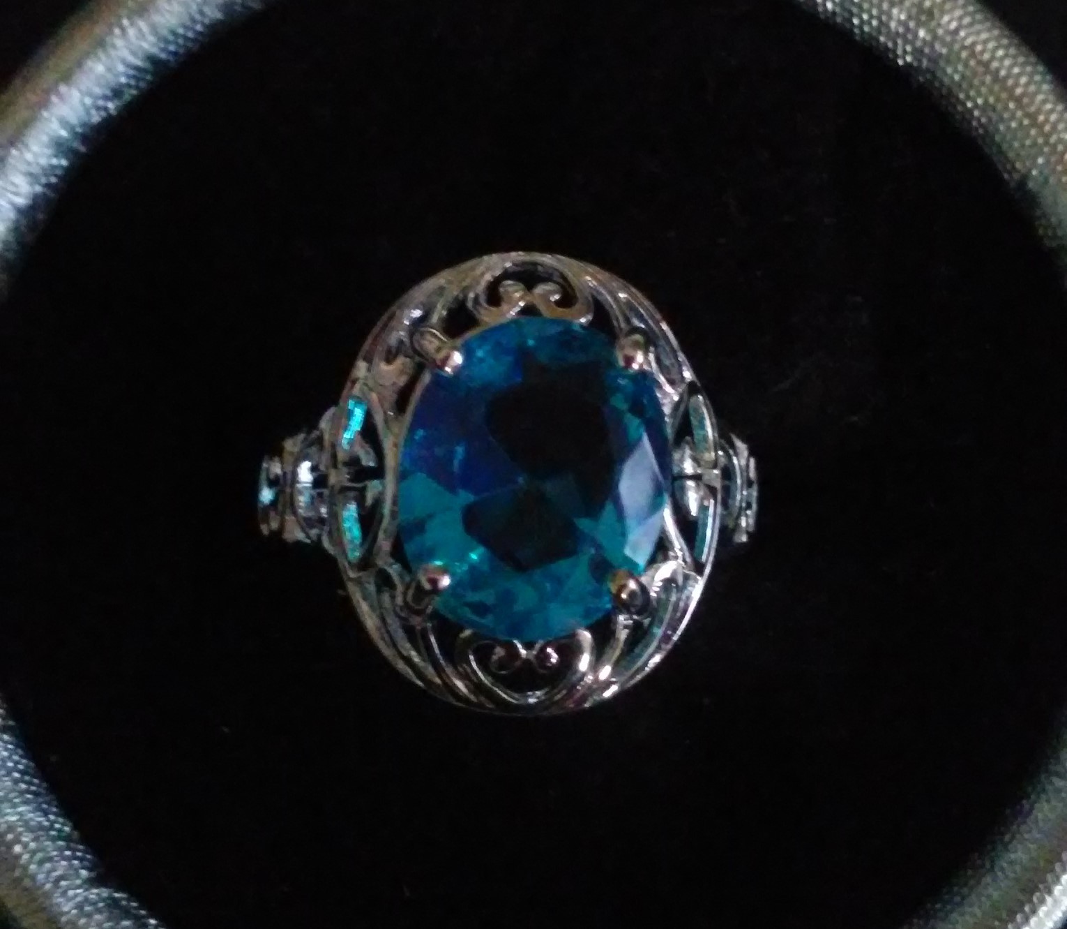 Bague neuve plaqué argent grandeur 8 et demi 10$