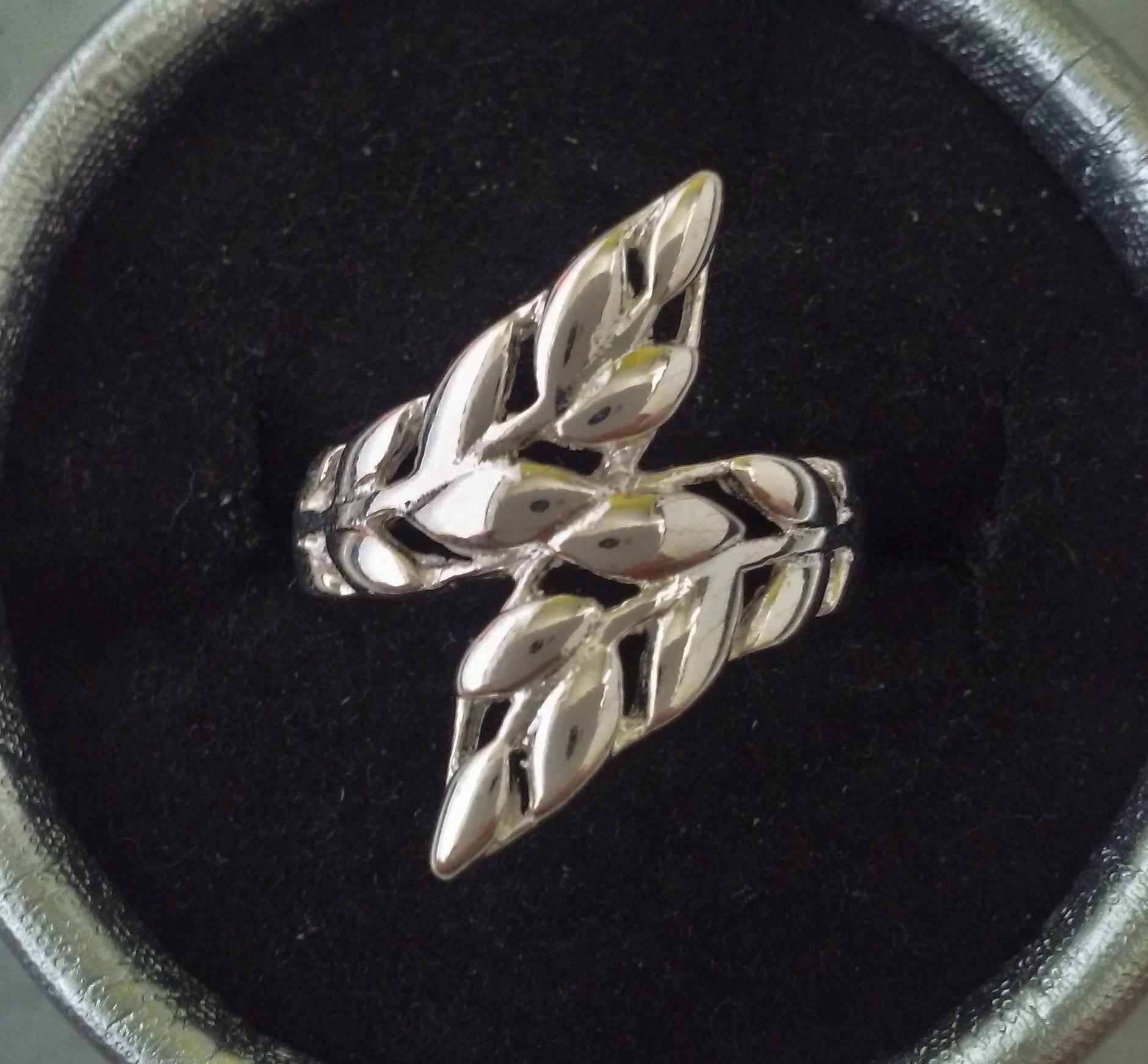 Bague neuve plaqué argent grandeur 8 et demi 10$