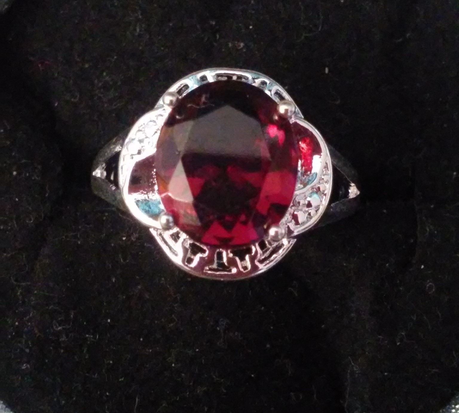 Bague neuve plaqué argent grandeur 8 et demi 10$