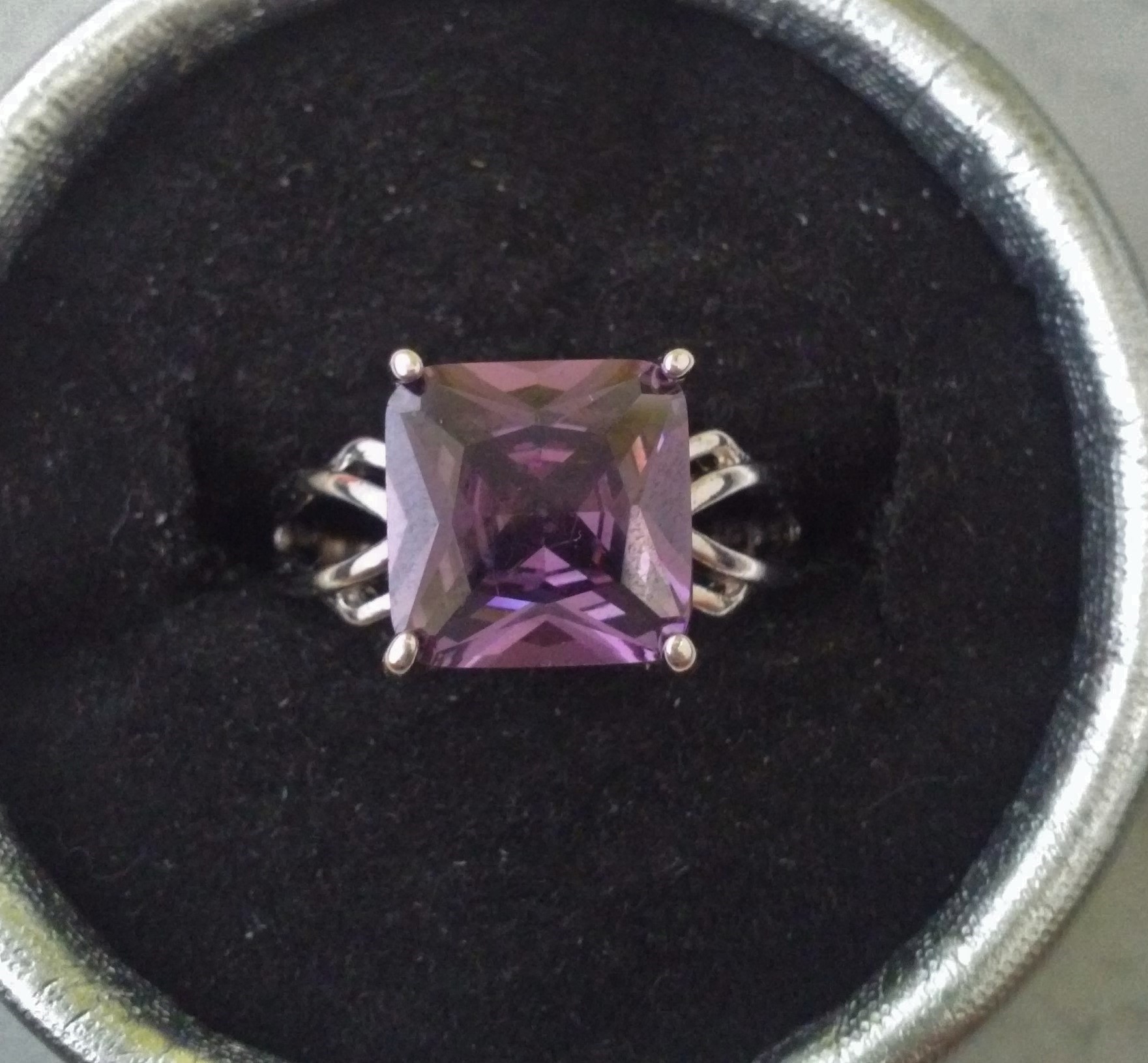 Bague neuve plaqué argent grandeur 8 et demi 10$
