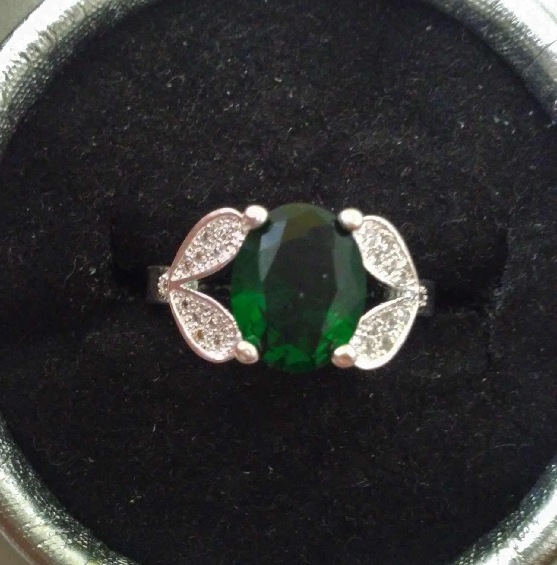 Bague neuve plaqué argent grandeur 8 et demi 10$