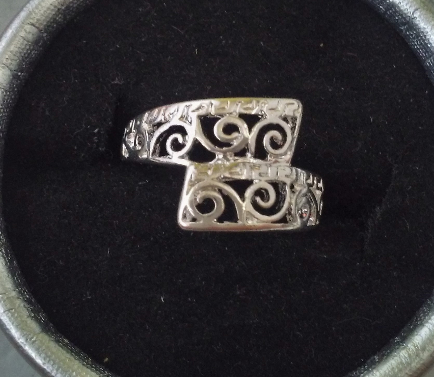 Bague neuve plaqué argent grandeur 8 et demi 10$