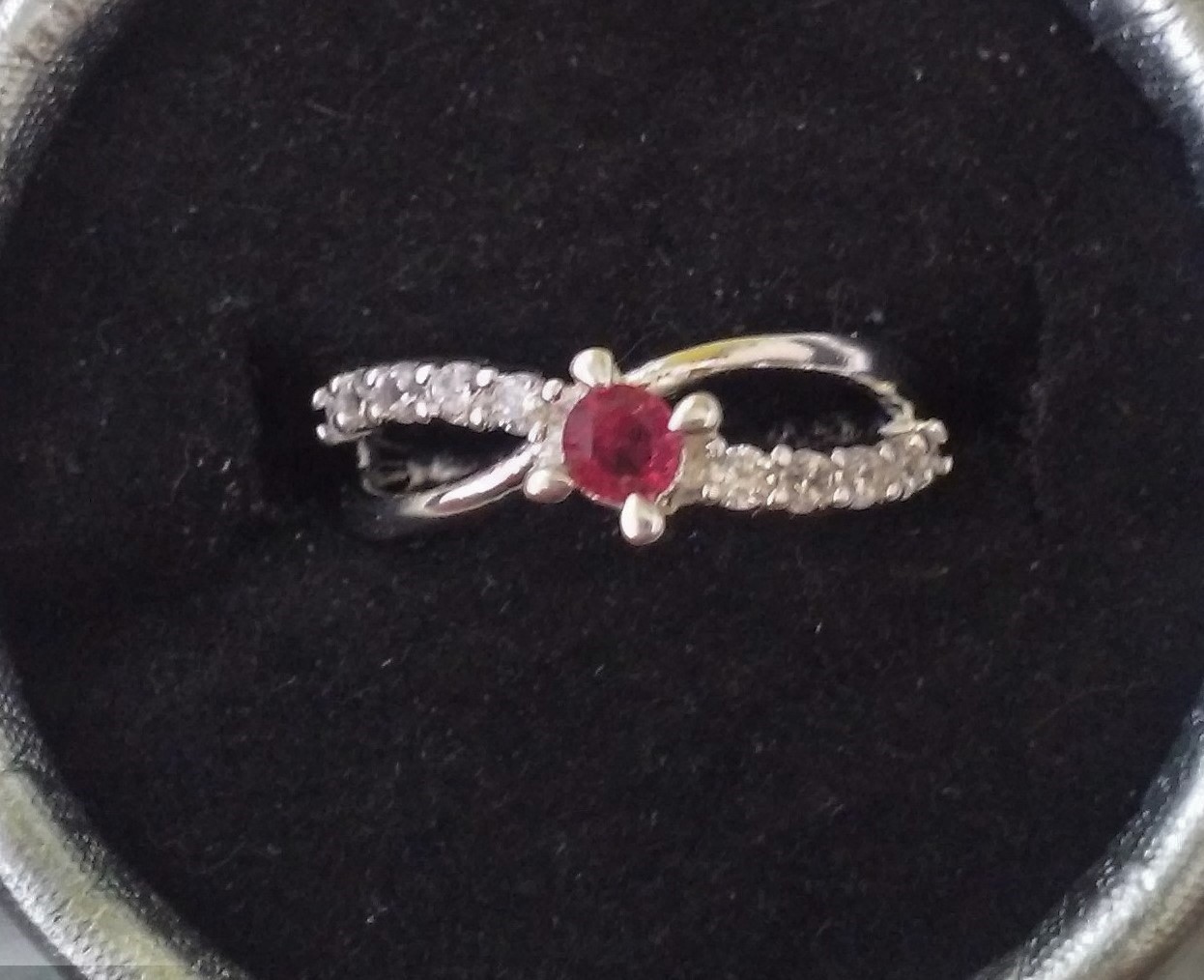 Bague neuve plaqué argent grandeur 8 et demi 10$