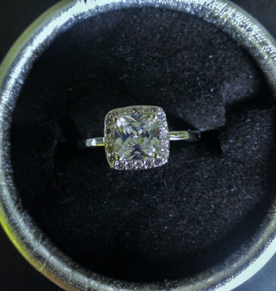 Bague neuve plaqué argent grandeur 8 et demi 15$