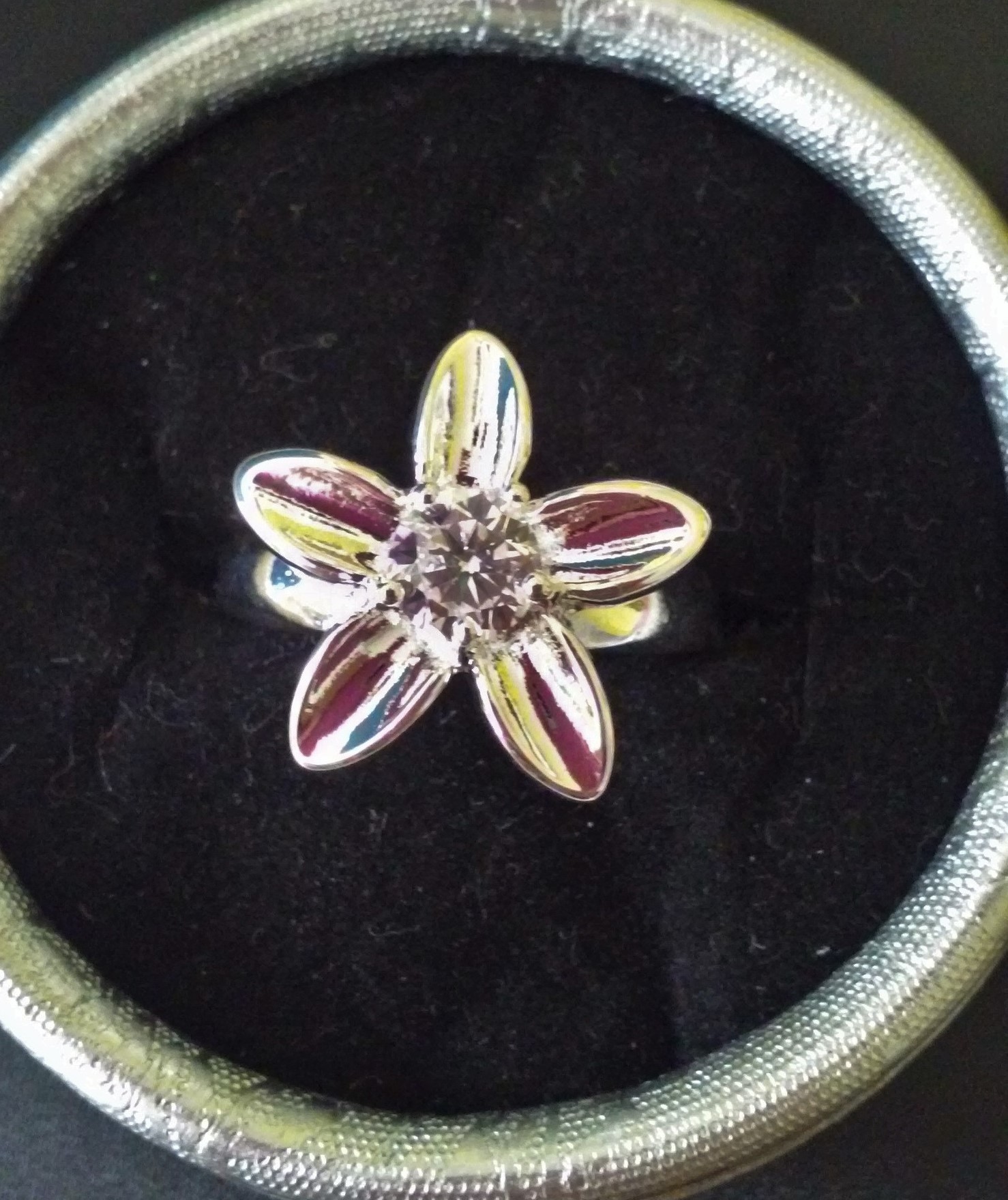 Bague neuve plaqué argent grandeur 8 et demi 15$